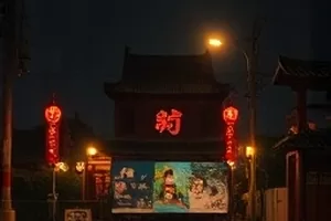 《三更茶楼》横版剧照，深夜茶楼木桌前的一壶热茶