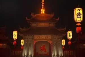 《半城风月》横版剧照，老街石板路上撑伞而行的人