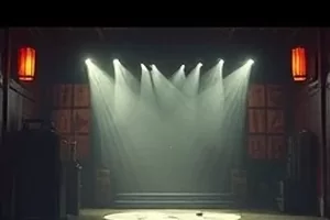 《川流不息》横版剧照，清晨江面上的挖沙船与船工