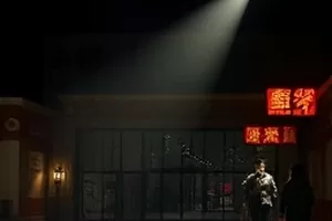 《匠人手记》横版剧照，木工台前握着凿子的手部特写