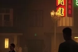 《长夜将明》横版剧照,夜班护士站在走廊尽头的窗前