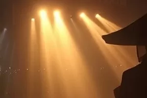 《山海之间》横版剧照,父子骑行途中在山路旁驻足